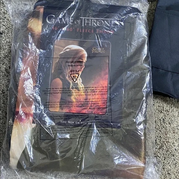 Game of Thrones Blanket & Box Contains-Apron, Banner, Banner Pin, Vinyl Bust NEW - Picture 12 of 13